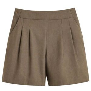Cuyana Linen Pleated Shorts, size small. Excellent condition!